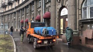 В городе проводят уборку улиц
